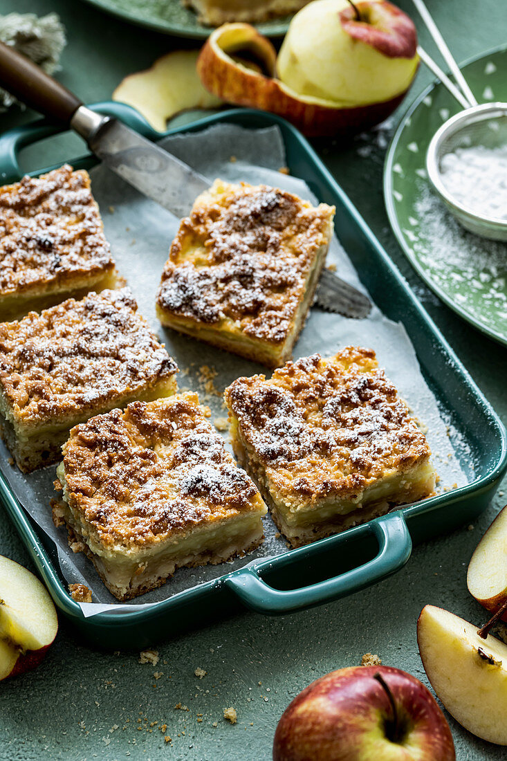 Apple cake with crumble