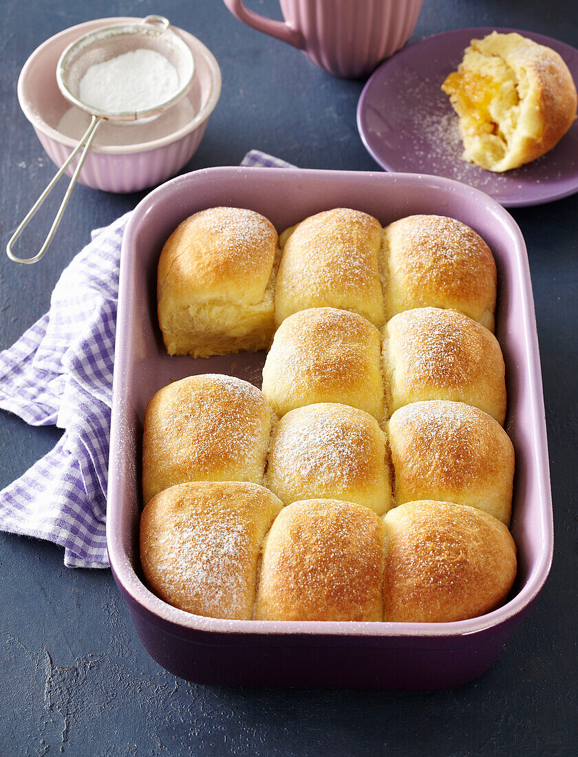 Buns with damsoncheese