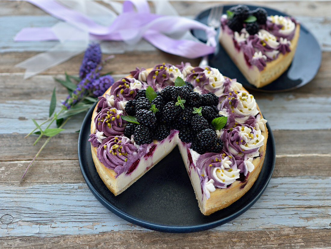 Veganer Brombeer-'Käsekuchen' mit Dinkelmürbteig