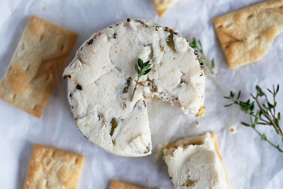 Veganer Thymian-Käse serviert mit Crackern