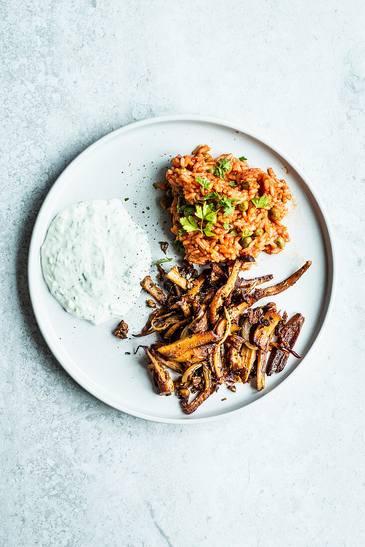 Vegetarisches Pilz-'Gyros' mit griechischem Reis und Tzatziki