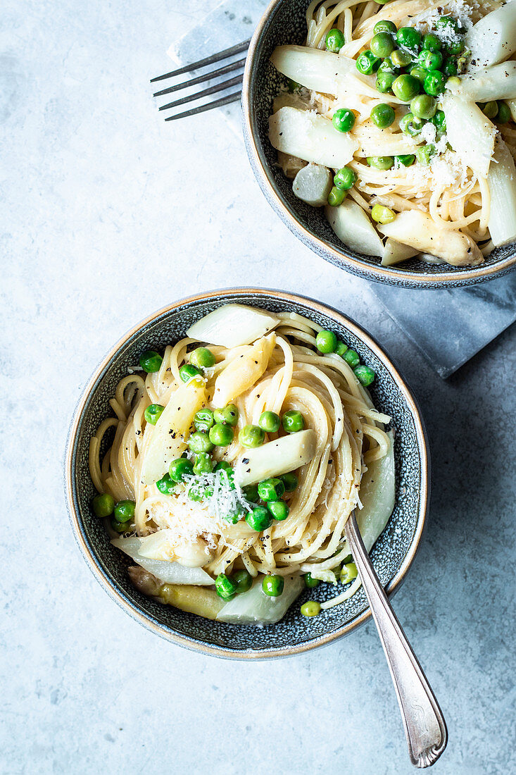 Pasta with white asparagus and peas