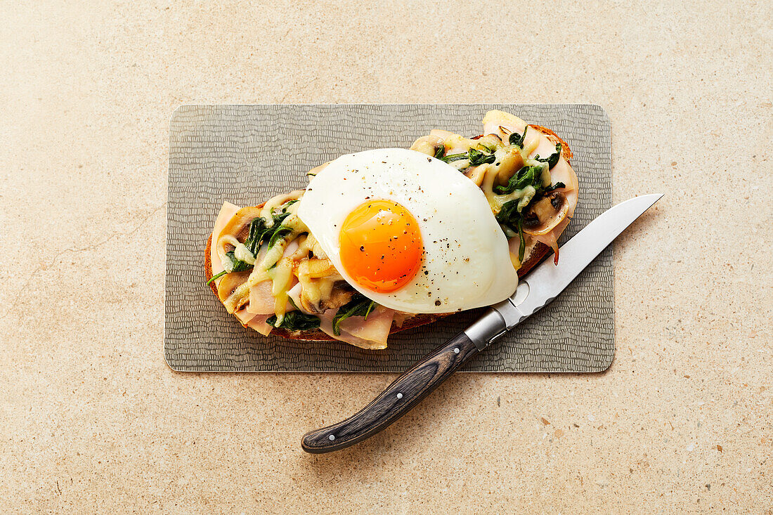 Champignon-Schinken-Brot mit Spiegelei