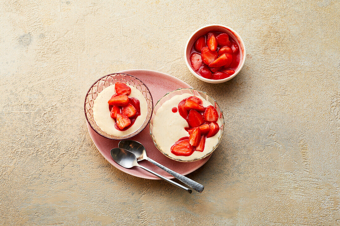 Vanilla blancmange with strawberries