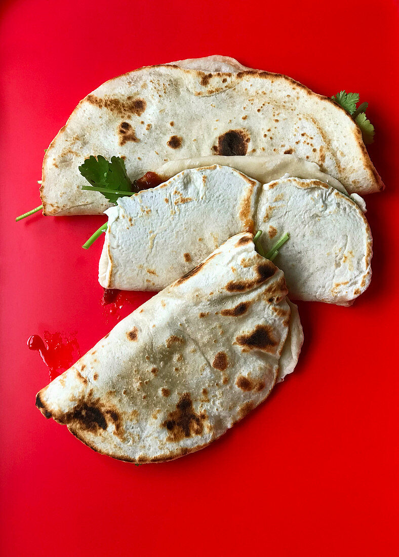 Naan-Brot mit Speck, Joghurt und Chilimarmelade