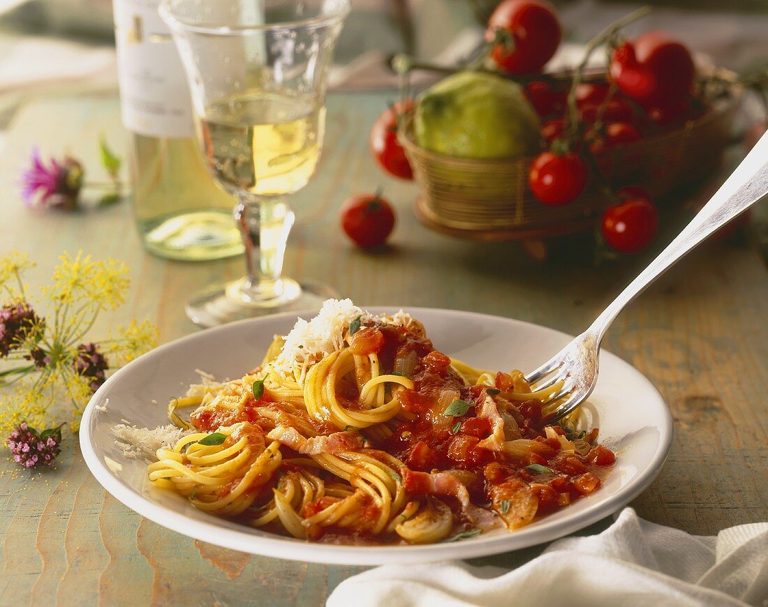 Spaghetti mit Tomatensauce, Speck & geriebenem Käse