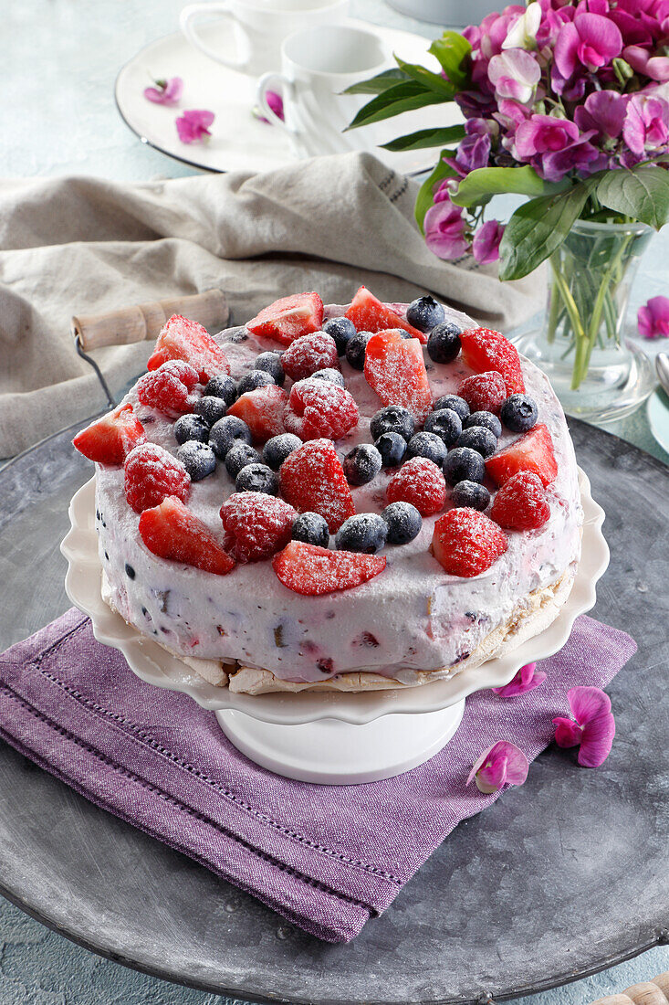 Cake on meringue, with mascarpone cream and fresh berries