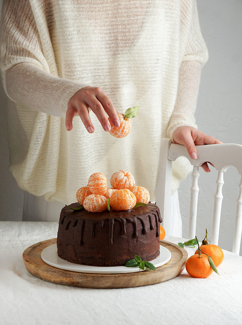 Schokoladen-Dripping-Cake mit Mandarinen