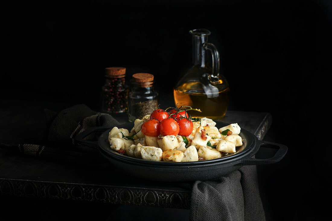 Gnocchi mit Speck, Kräutern, Tomaten und Käse