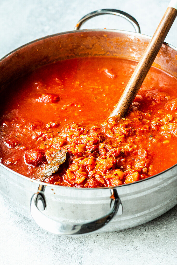 Vegetarische 'Bolognese' im Kochtopf