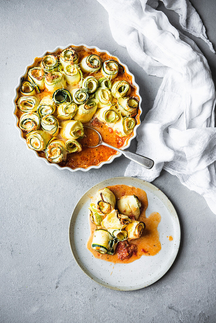 Zucchiniröllchen mit Ricotta, Zitrone und Tomatensauce