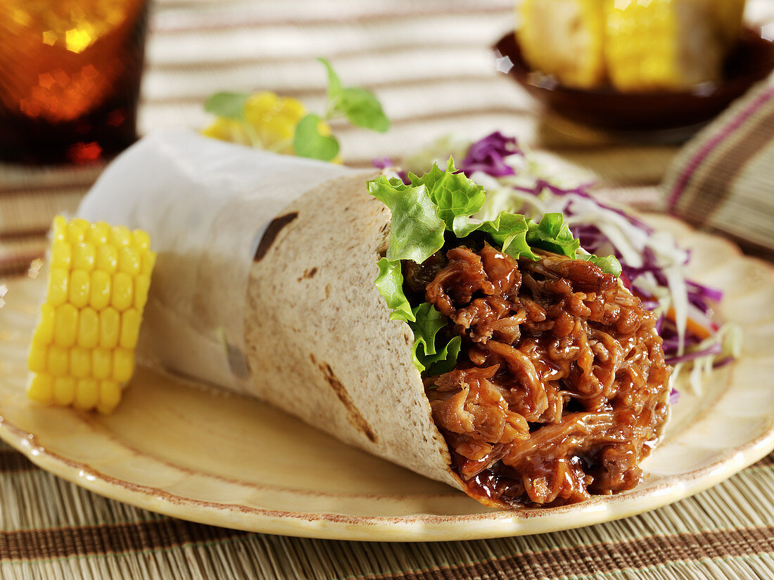 Tortilla-Wrap mit Shredded BBQ-Beef, dazu Mais und Cole Slaw