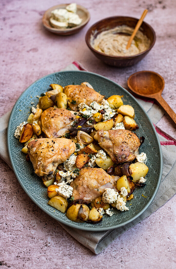 Gebratene Hähnchenschenkel mit Kartoffeln, Zwiebeln,  Feta und Harissa