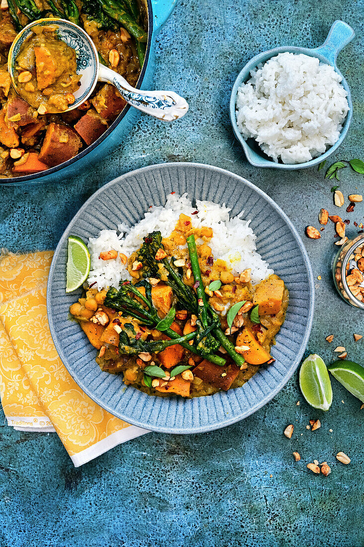 Satay-Süßkartoffelcurry serviert mit Reis