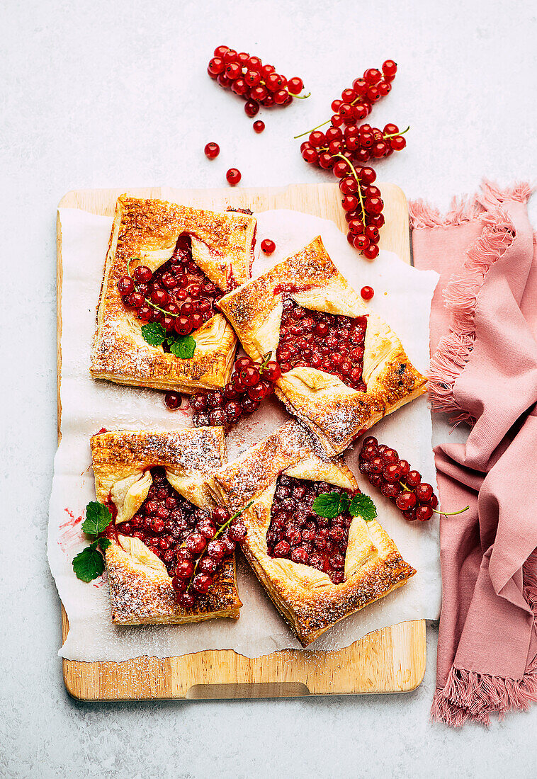 Puff pastry parcels with red currants