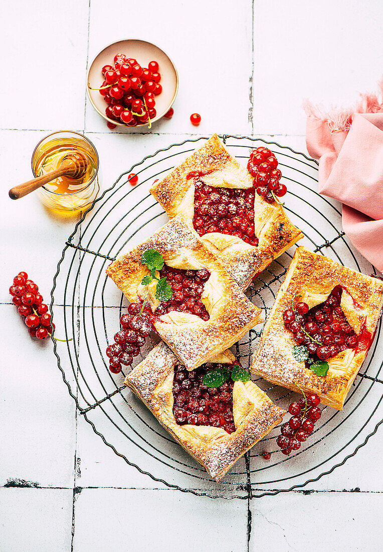 Puff pastry with red currants