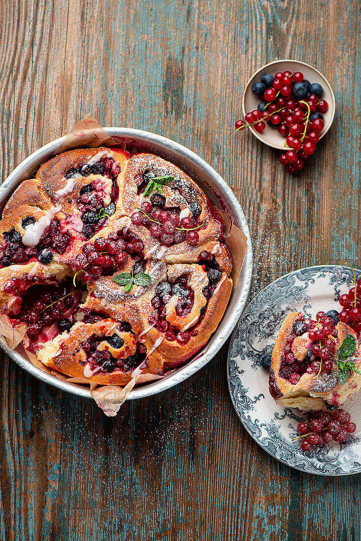 Yeast buns with mixed berries