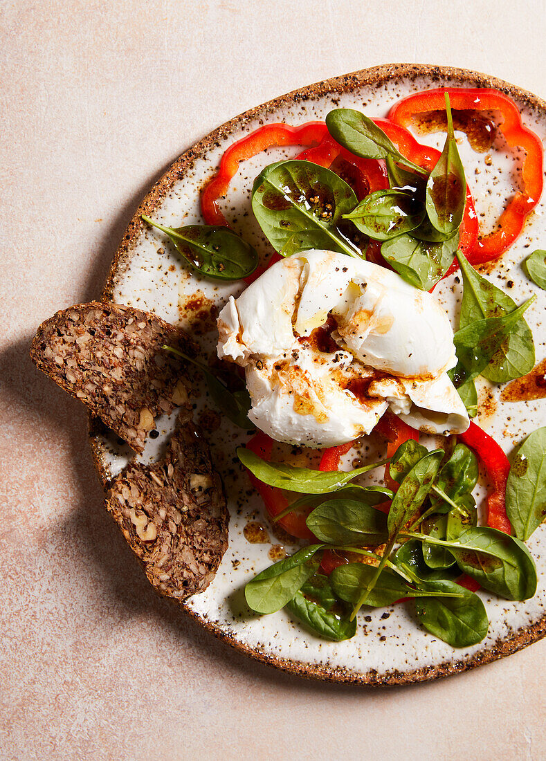 Burrata auf Salat mit Brot