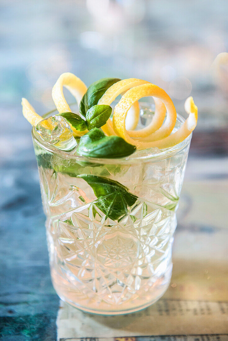 Flavoured water with basil and lemon