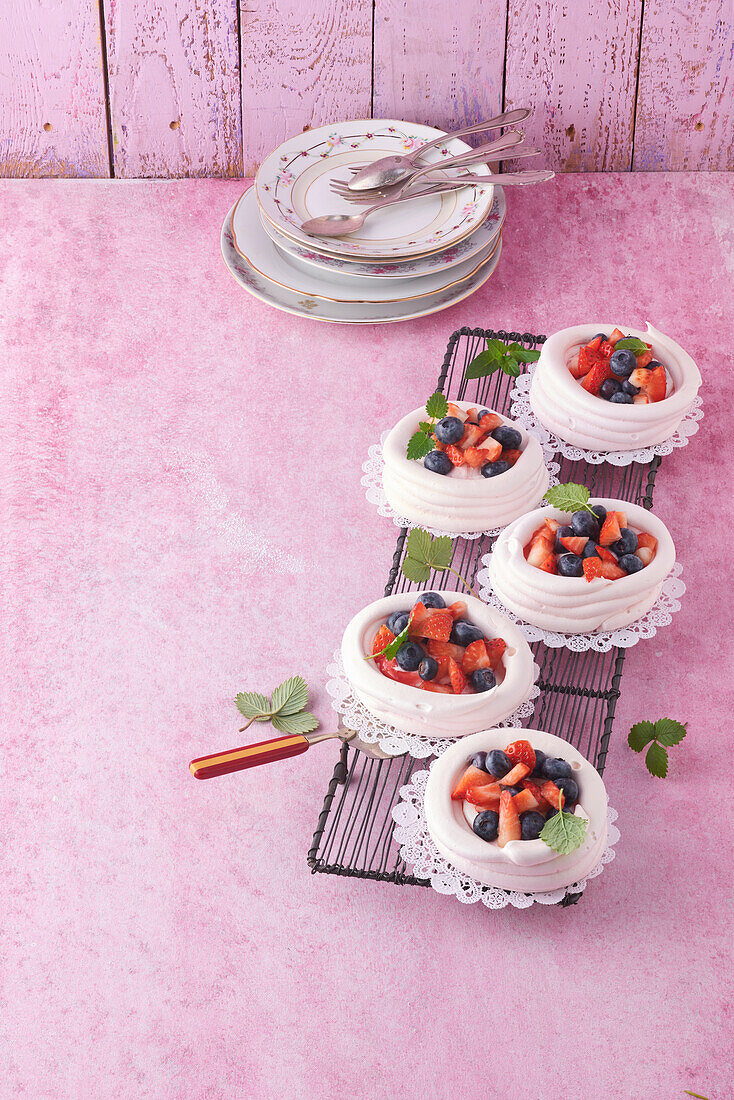 Mini pavlova with mascarpone and berries