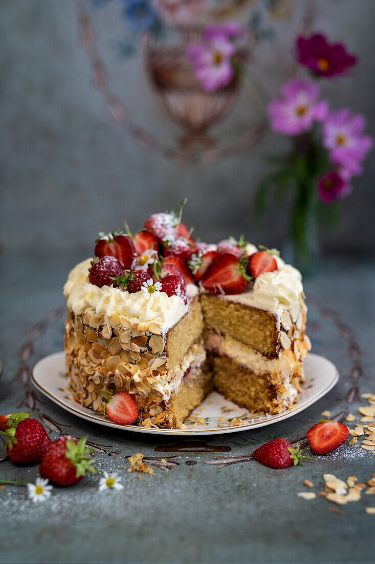 Strawberry gateau with almonds