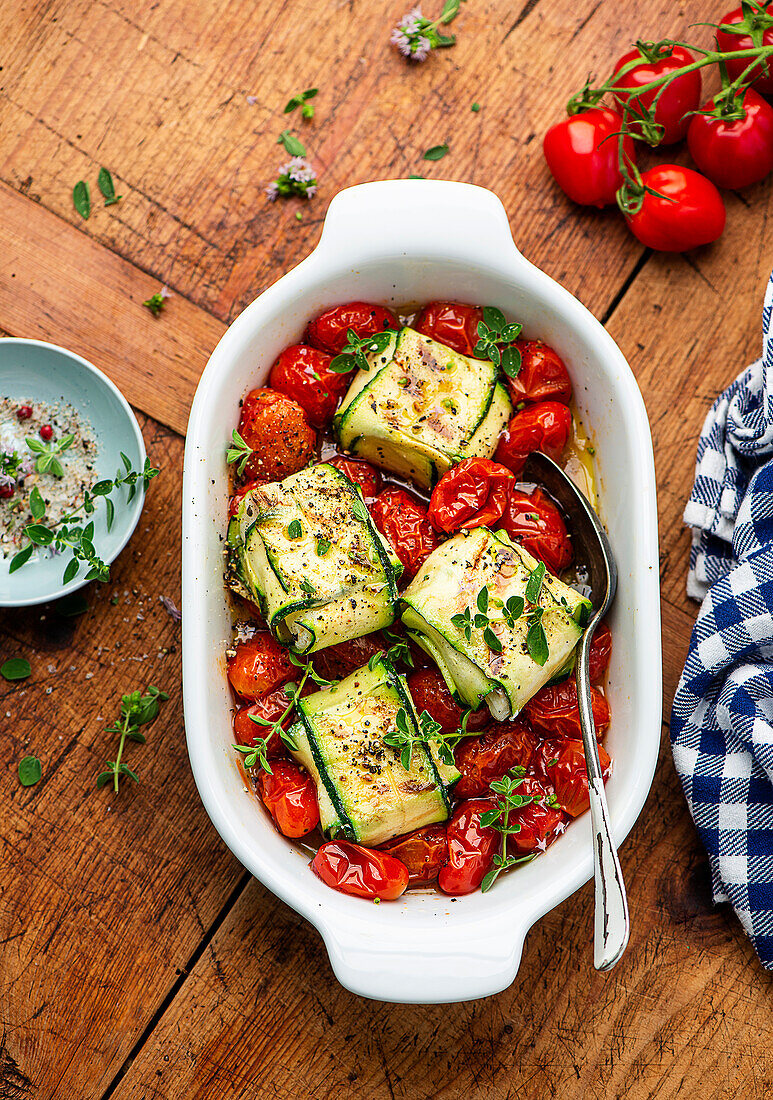 Zucchini fish parcels with tomatoes