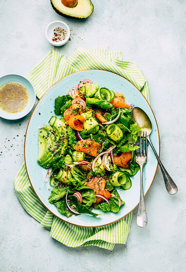 Gemischter Salat mit Räucherlachs