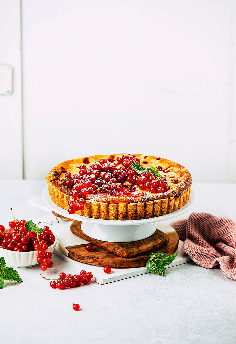 Redcurrant crumble cheesecake