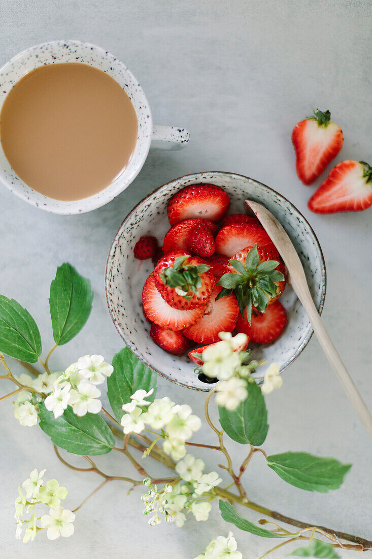 Eine Tasse Kaffee und firsche Erdbeeren
