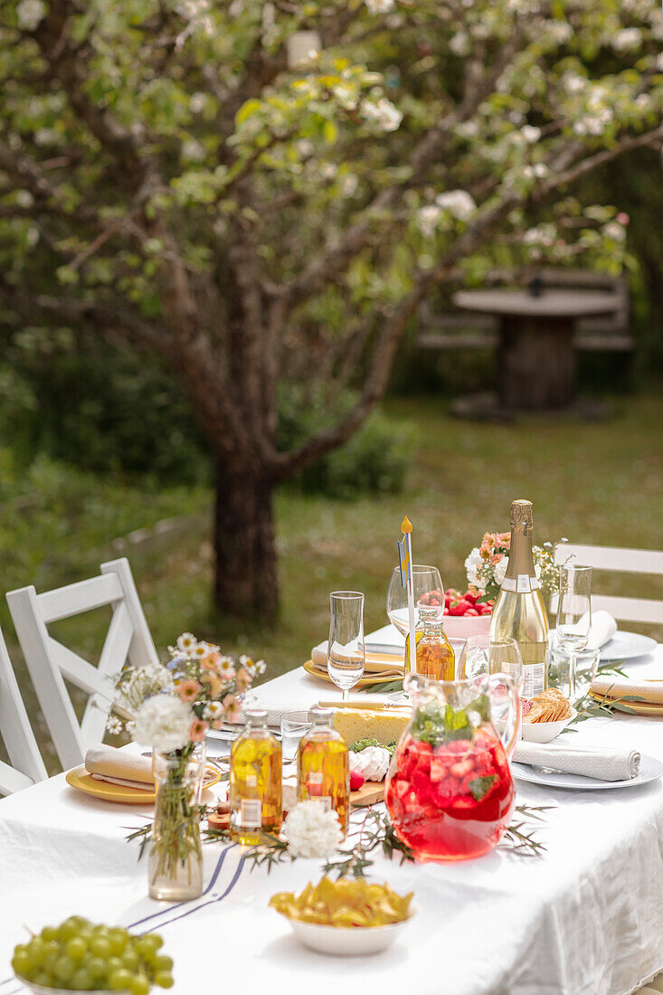 Festlich gedeckter Tisch im Garten