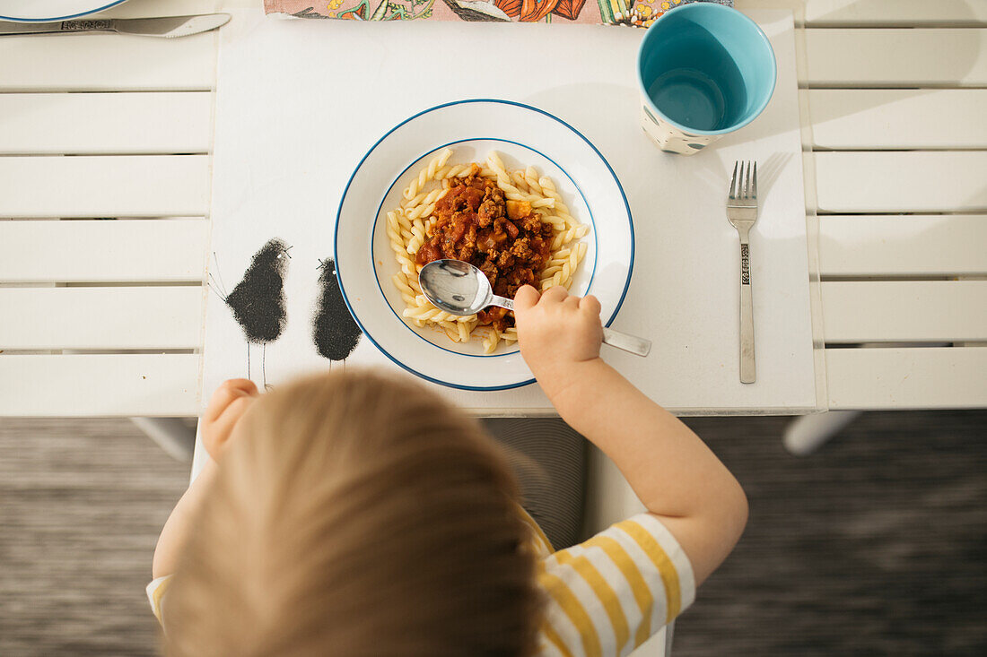 Kleinkind isst Nudeln mit Hackfleischsauce