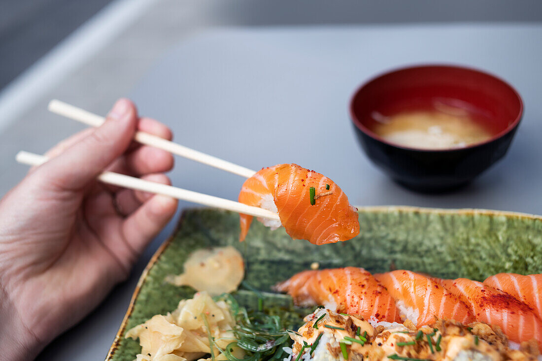 Sushi essen, Nahaufnahme