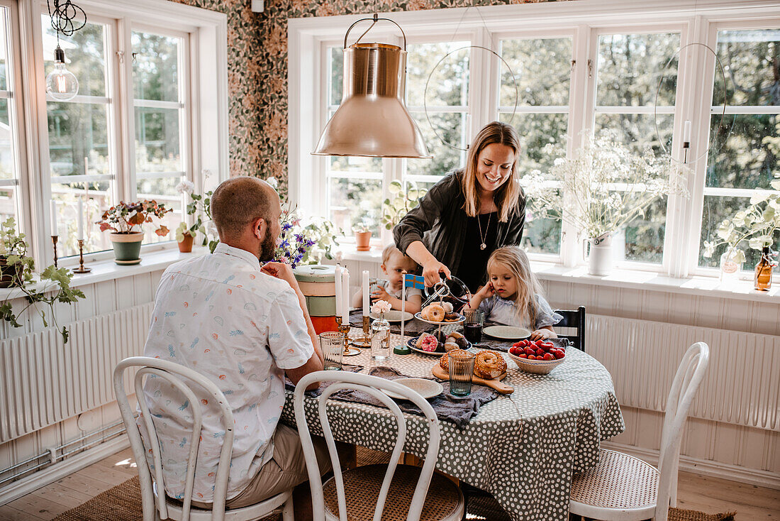 Familie beim gemeinsamen Essen