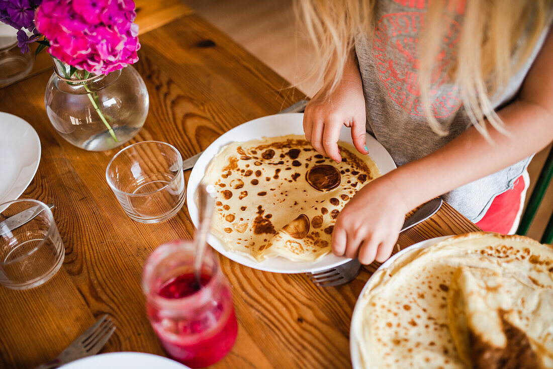 Mädchen belegt Pfannkuchen