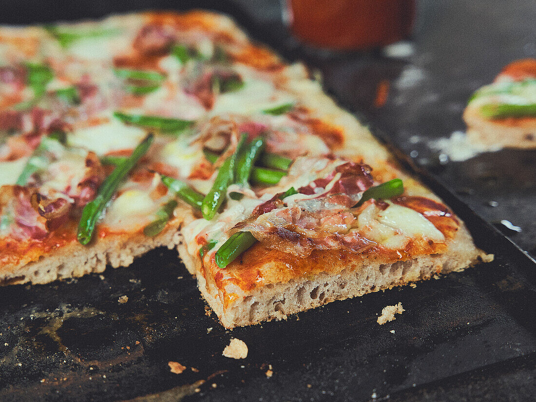 Römische Pizza vom Blech – Bilder kaufen – 13446813 StockFood