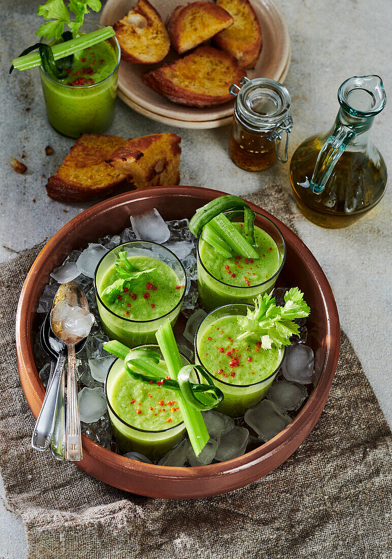 Grüne Gazpacho mit Knoblauchbrot und Olivenöl