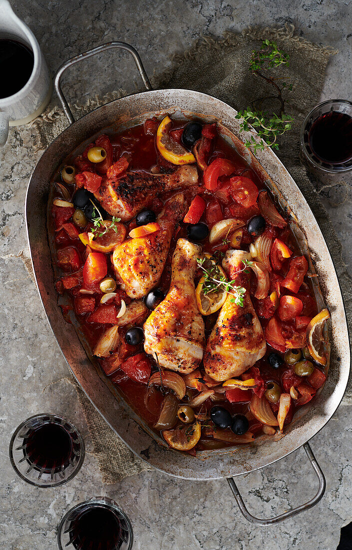 Mediterranes Ofen-Hähnchen mit Tomaten und Oliven