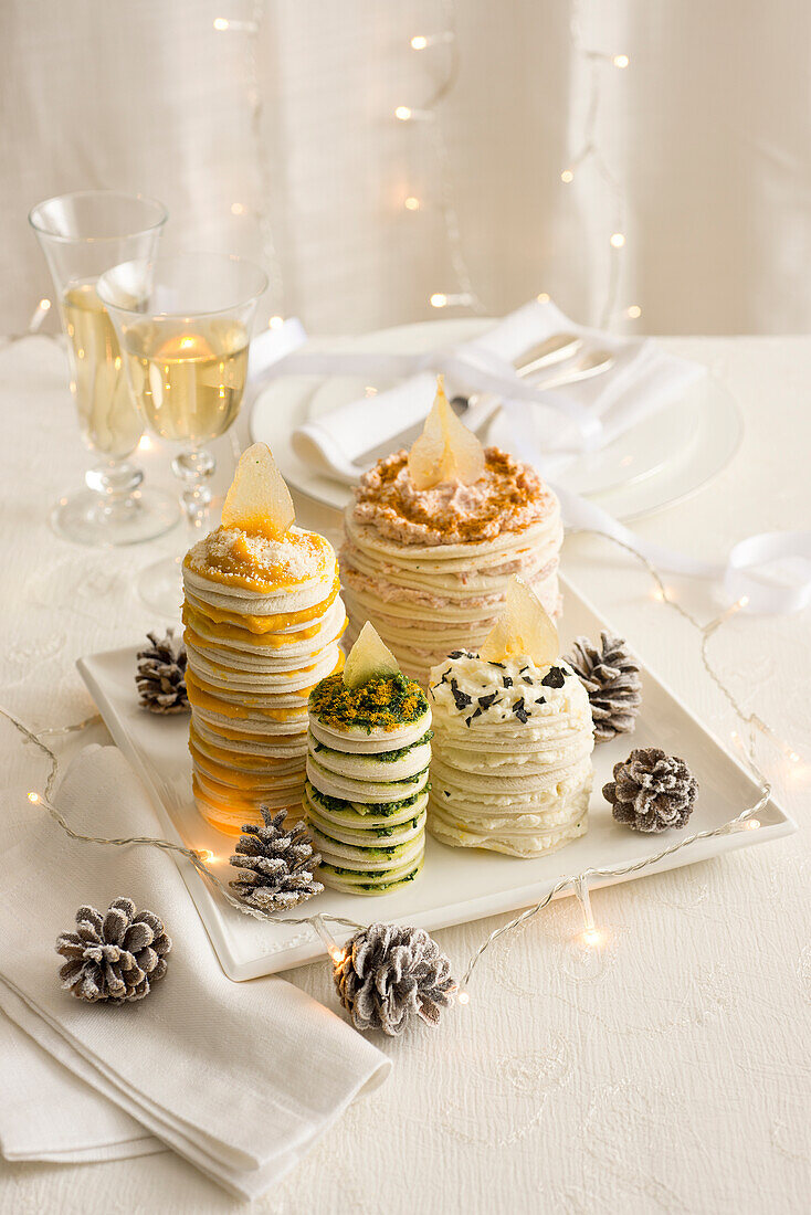 Festliche Tramezzini mit Schinken, Käse und Grünkohl (Weihnachten)