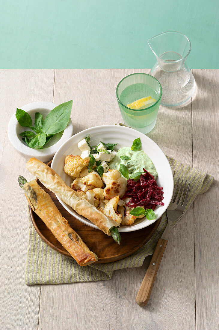 Basil bowl 'Tricolore' with cauliflower, asparagus and feta cheese