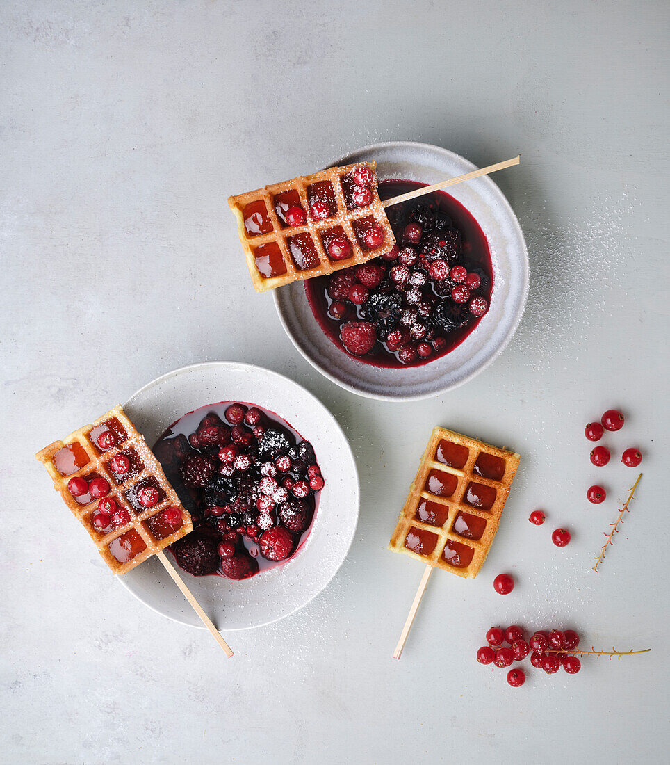 Johannisbeer-Waffeln am Stiel