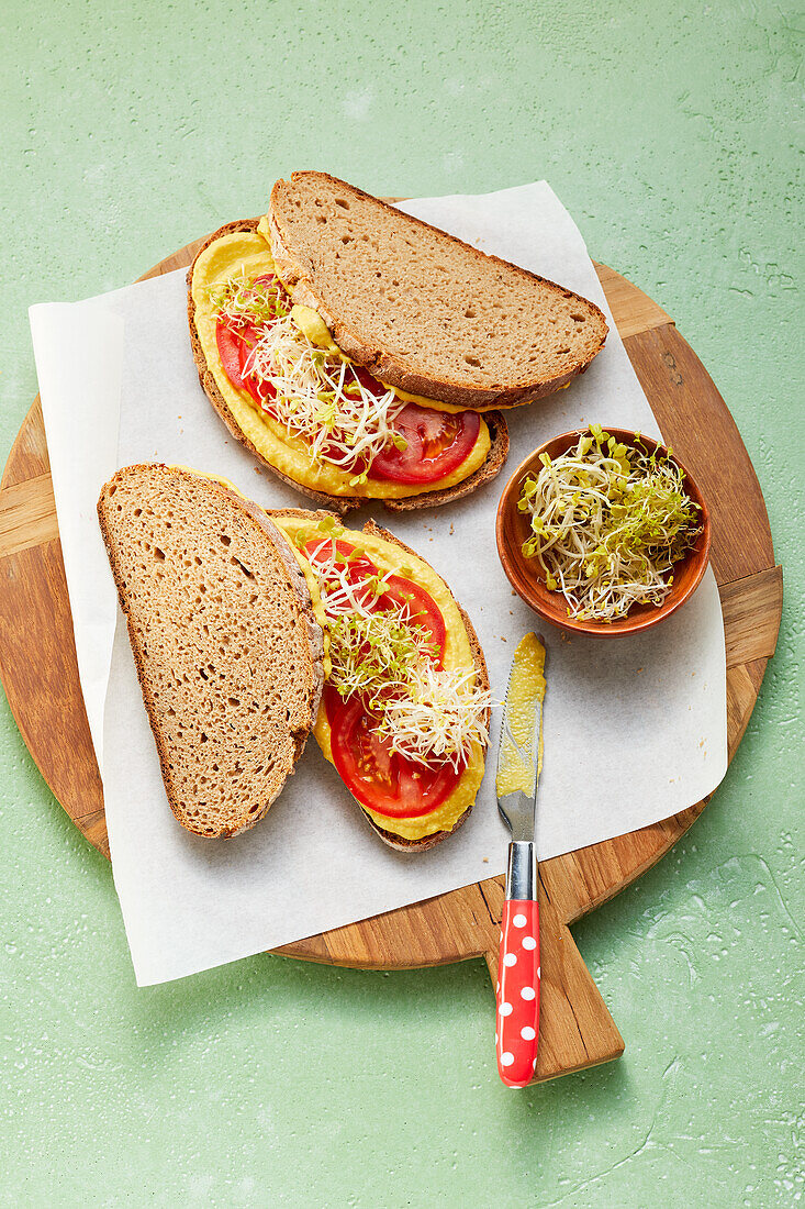 Tomaten-Sandwich mit selbstgemachtem Hummus