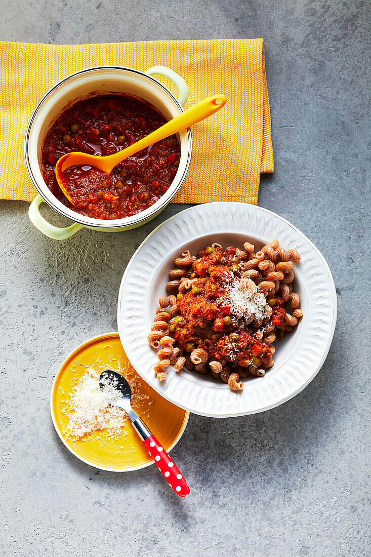 Wholemeal pasta with vegetable-tomato sauce