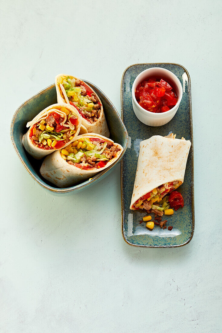 Minced meat wraps with salsa