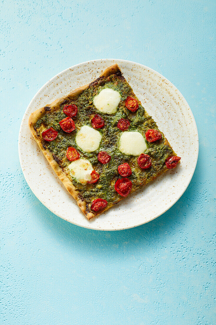 Pizza mit Pesto, Tomaten und Mozzarella