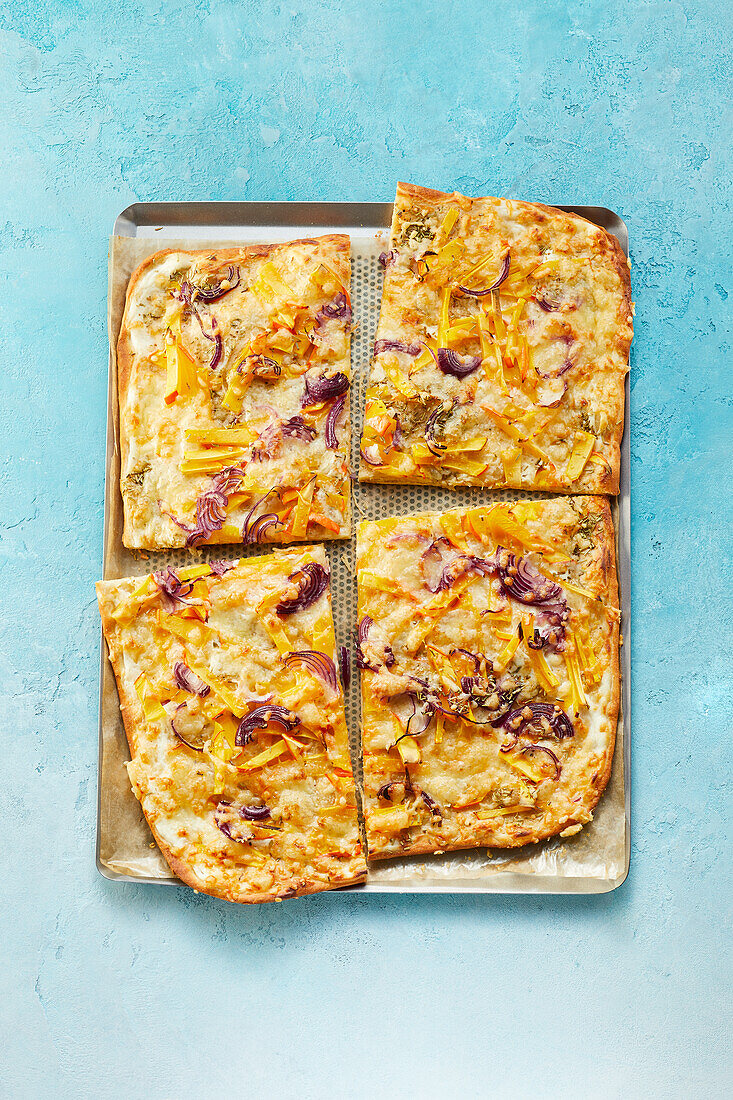 Flammkuchen mit Kürbis und Sauerrahm