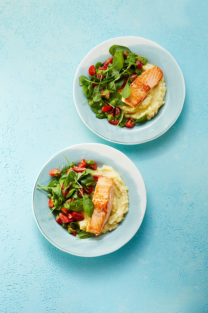 Salmon with potato-celery puree and spinach salad