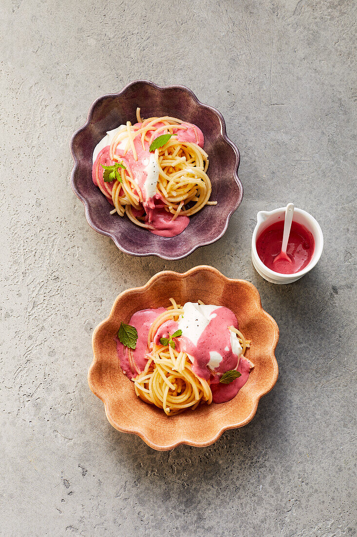 Apfelspaghetti mit Erdbeersauce und Sahne (zuckerfrei)