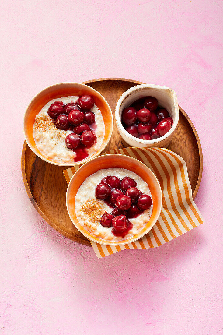 Rice pudding with cherry compote (sugar-free)