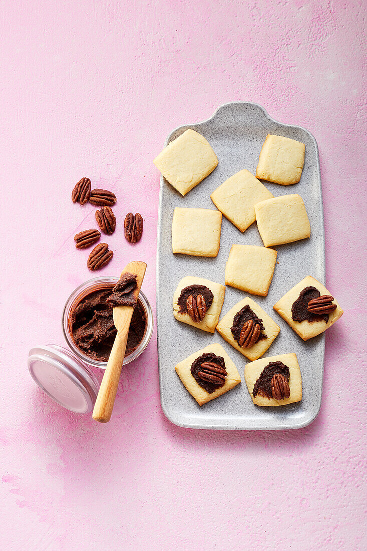 Shortbread with chocolate cream and pecans (sugar-free)