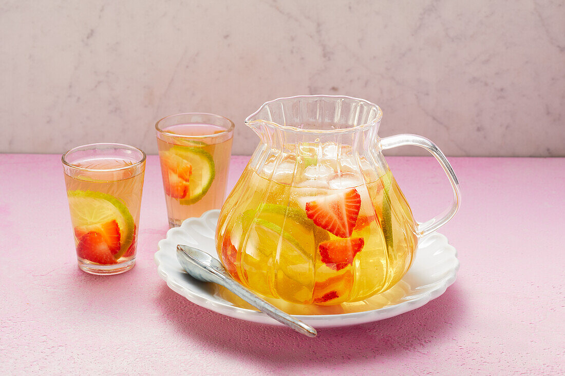 Strawberry and herb iced tea (sugar-free)